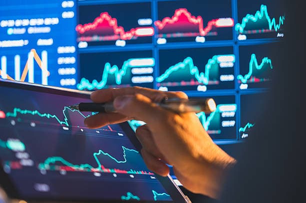 Mentors teaching trading strategies